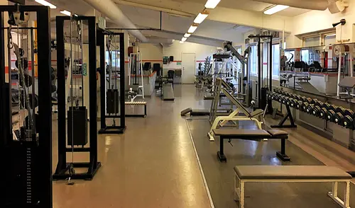 Välkommen till Borås Gym & Atletklubb! Vi finns på Getängsvägen 6 i Borås. Borås Gym & AtletklubbPå Borås Gym & Atletklubb har generationer av människor sedan 1914 ägnat sig åt träning för en starkare kropp. Vi bedriver gymträning i vårt fullt utrustade gym för säker motionsträning för ungdomar och seniorer i alla åldrar.Kraftkällan erbjuder Styrkelyft och Tyngdlyftning på hög nivåI vår lika bra fullt utrustade avdelning för kraftsporter med tävlingsverksamhet inom styrkelyft och tyngdlyftning där klubben fostrat flera lyftare på hög nationell nivå.Vi tror på att man blir som bäst tillsammans, genom både hård träning och trevligt sällskap. Vill du bli starkare tillsammans med oss? Vi finns även på instagram, facebook och tiktok. Välkommen att bli medlem hos oss och bidra till ytterligare ett sekel av styrka! Du är alltid välkommen att provträna, kontakta oss innan här. borasatletklubb.se - Telefon: 073-0704106Borås Gym & Atletklubb investerar i ett Precor Löpband i hög gymkvalitet från GymPartner.nu ÖppettiderAlla dagar 05:00 - 22:00KontaktuppgifterEmail: info@borasatletklubb.seTelefon: 073-0704106AdressGetängsvägen 6504 68, Borås